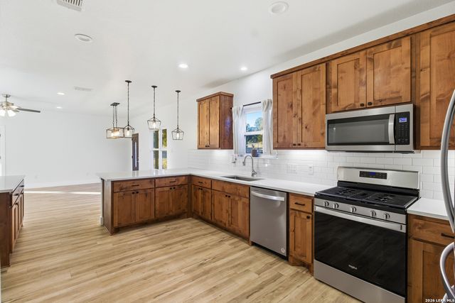 1909 Bear Springs, Pipe Creek, TX 78063