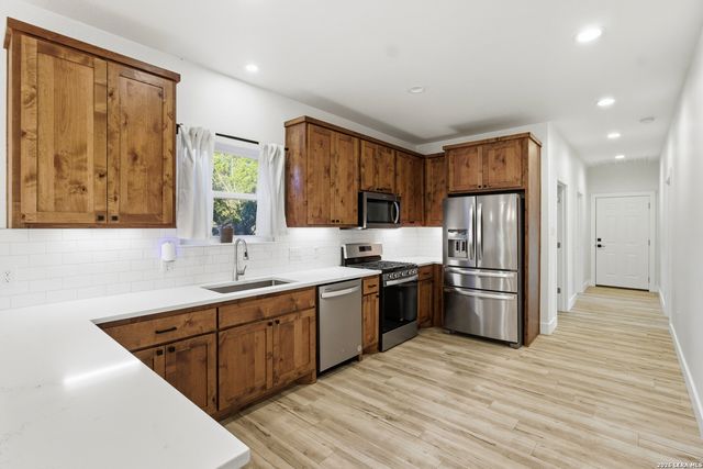 1909 Bear Springs, Pipe Creek, TX 78063