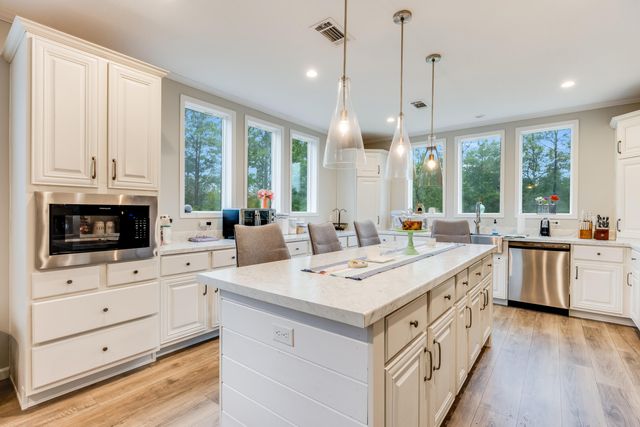 120 W Clover Lane, Defuniak Springs, FL 32433