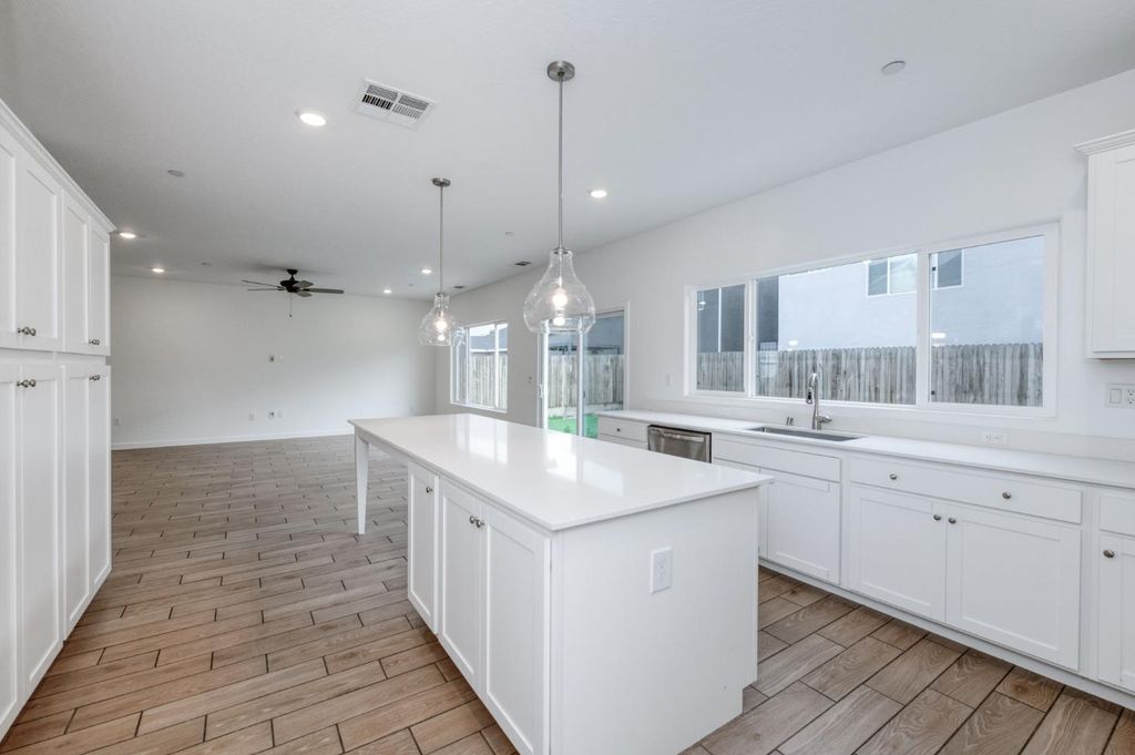 Image 15 of property listing at 7181 E Cornell, Fresno, CA 93737