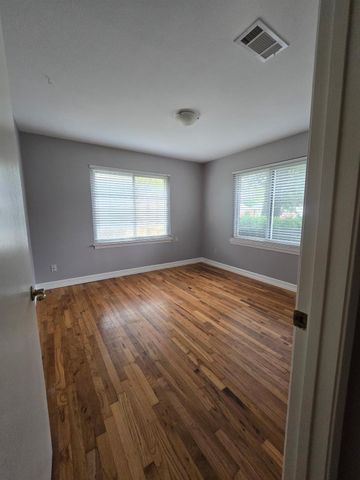 401 E Dumble Street, Alvin, TX 77511