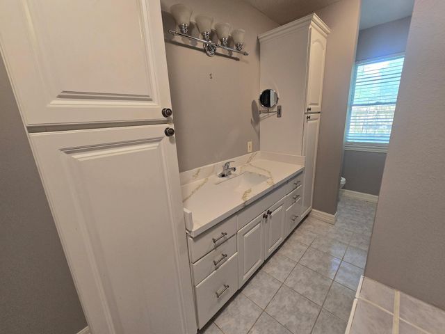 401 E Dumble Street, Alvin, TX 77511