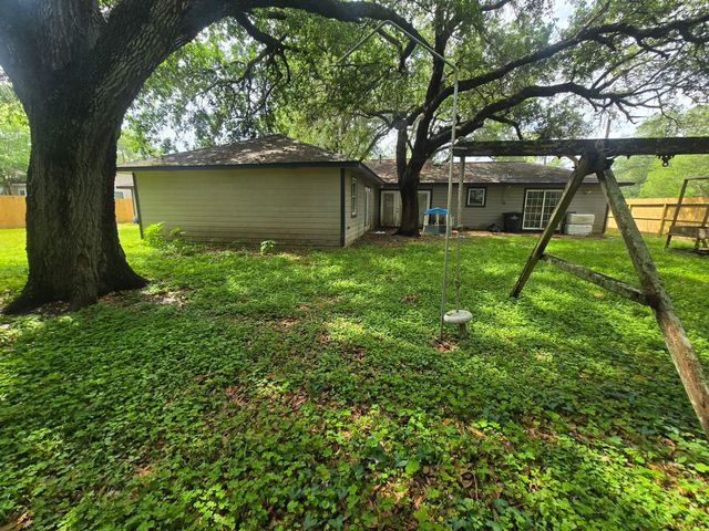 401 E Dumble Street, Alvin, TX 77511
