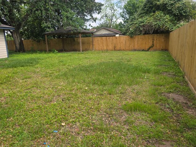 401 E Dumble Street, Alvin, TX 77511