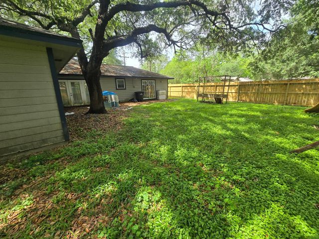 401 E Dumble Street, Alvin, TX 77511