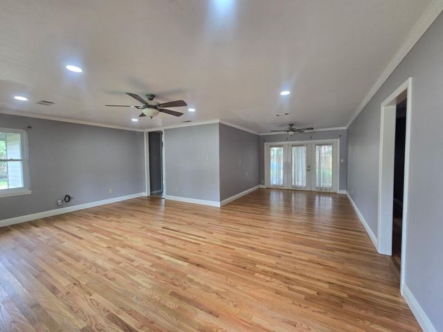 401 E Dumble Street, Alvin, TX 77511