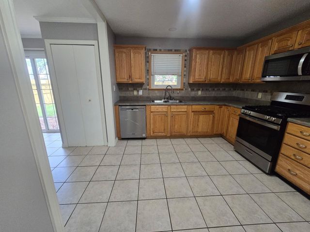 401 E Dumble Street, Alvin, TX 77511