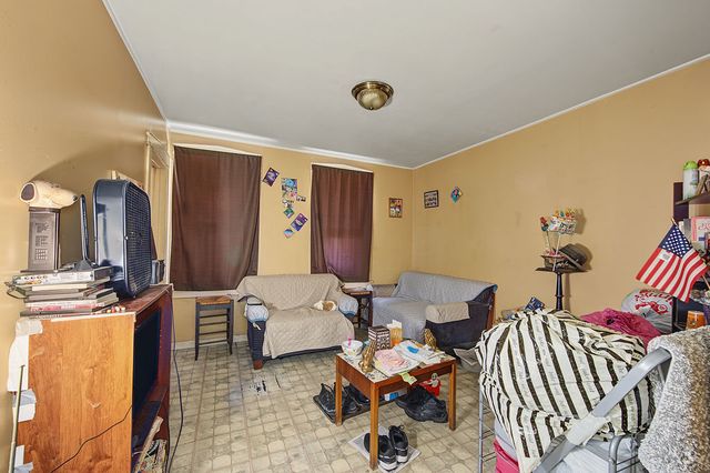 8534 S Muskegon Avenue, Chicago, IL 60617