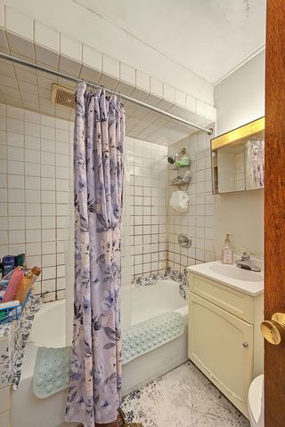 8534 S Muskegon Avenue, Chicago, IL 60617