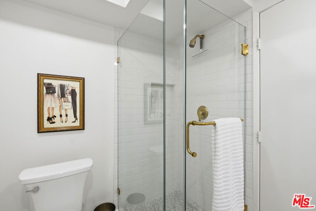 Image 18 of property listing at 7135 Hollywood Boulevard 206, Los Angeles, CA 90046