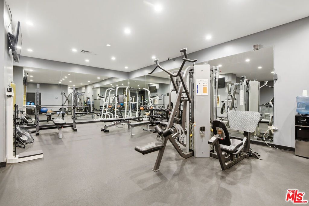 Image 22 of property listing at 7135 Hollywood Boulevard 206, Los Angeles, CA 90046