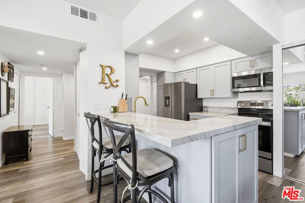 Image 6 of property listing at 7135 Hollywood Boulevard 206, Los Angeles, CA 90046