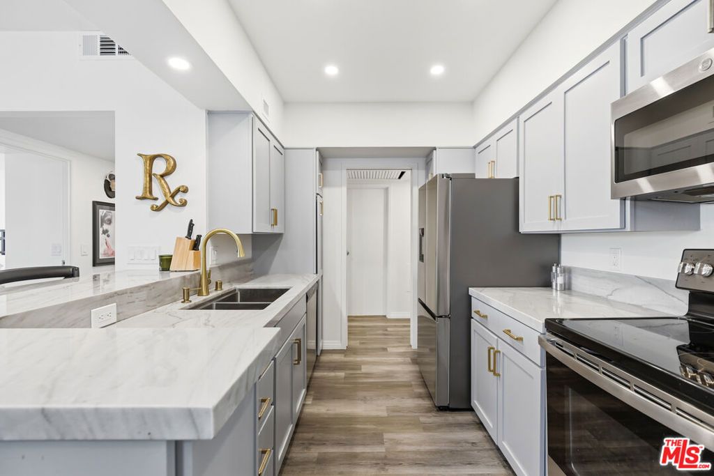 Image 7 of property listing at 7135 Hollywood Boulevard 206, Los Angeles, CA 90046