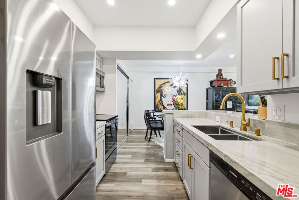 Image 8 of property listing at 7135 Hollywood Boulevard 206, Los Angeles, CA 90046