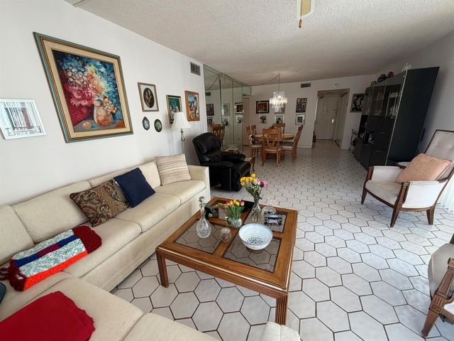20301 W Country Club Drive 329, Aventura, FL 33180