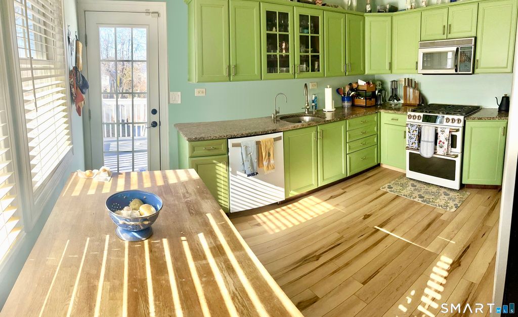 416 Lighthouse Road, New Haven, CT 06512