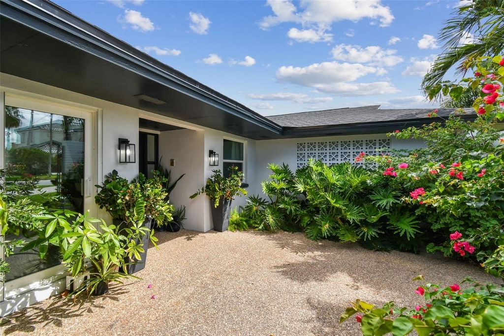 Image 11 of property listing at 221 HOWARD DRIVE, Belleair Beach, FL 33786