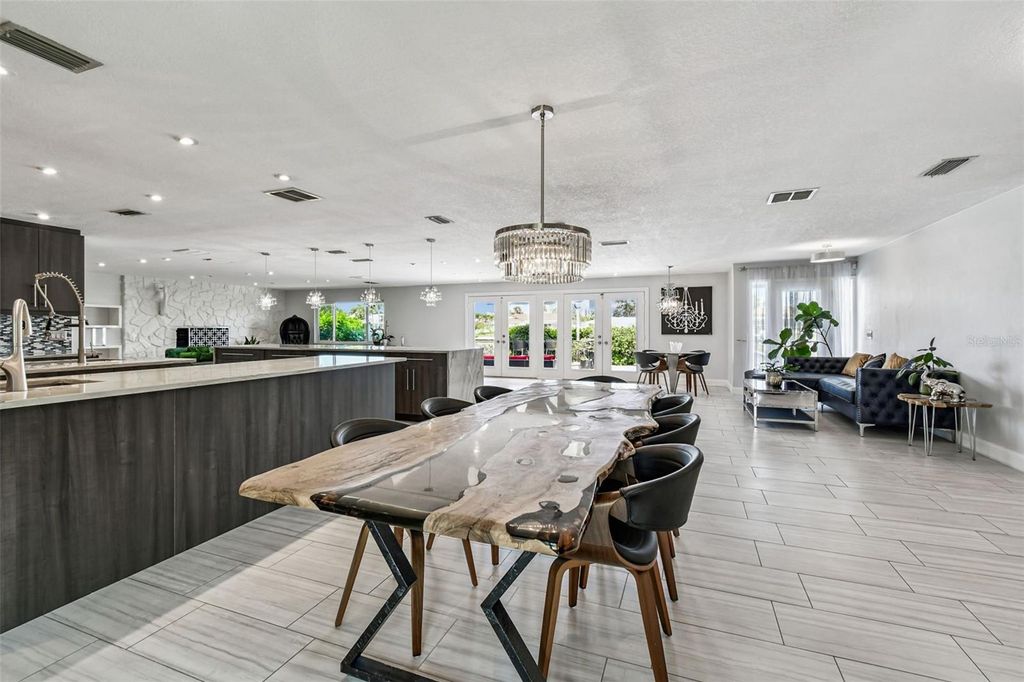 Image 18 of property listing at 221 HOWARD DRIVE, Belleair Beach, FL 33786