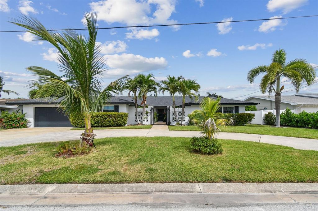 Image 3 of property listing at 221 HOWARD DRIVE, Belleair Beach, FL 33786