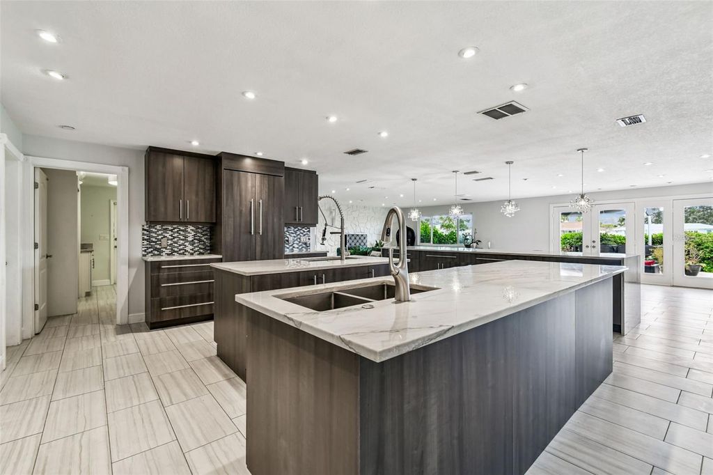 Image 25 of property listing at 221 HOWARD DRIVE, Belleair Beach, FL 33786