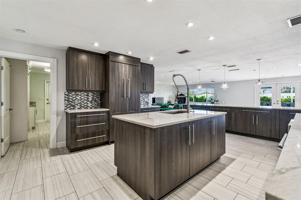 Image 26 of property listing at 221 HOWARD DRIVE, Belleair Beach, FL 33786