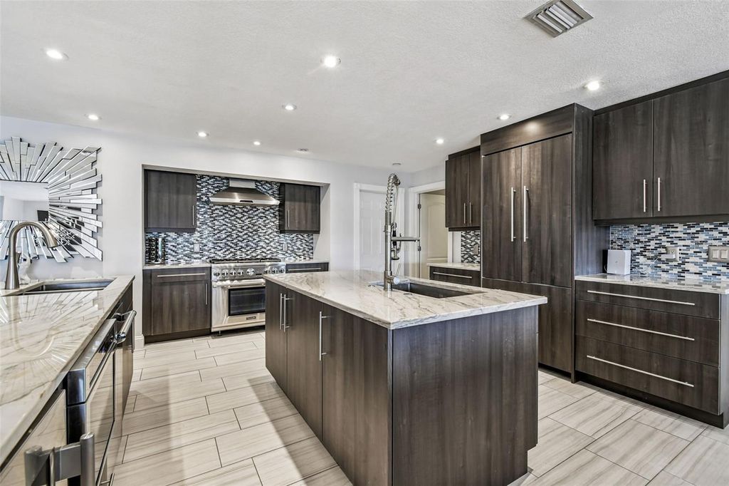 Image 29 of property listing at 221 HOWARD DRIVE, Belleair Beach, FL 33786