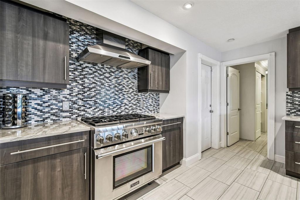 Image 34 of property listing at 221 HOWARD DRIVE, Belleair Beach, FL 33786