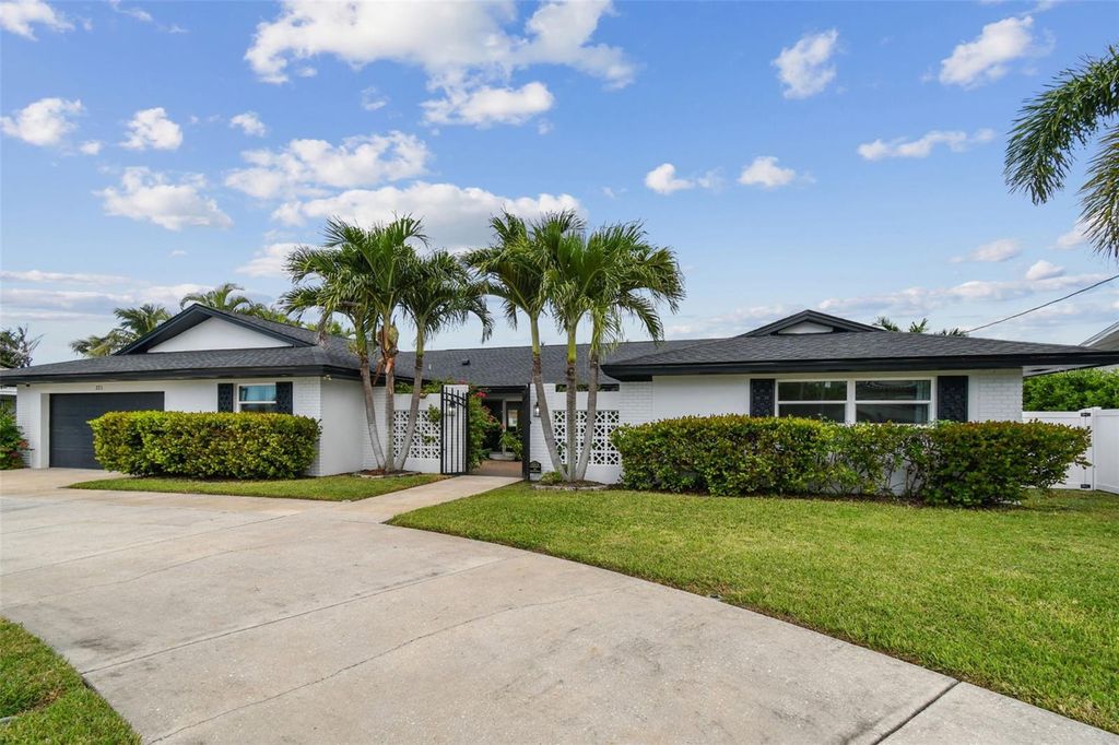 Image 5 of property listing at 221 HOWARD DRIVE, Belleair Beach, FL 33786