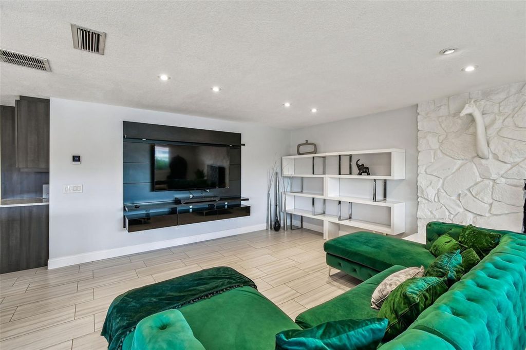 Image 44 of property listing at 221 HOWARD DRIVE, Belleair Beach, FL 33786