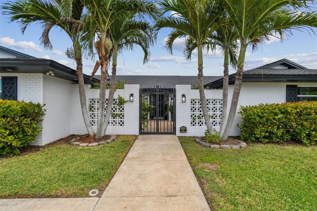 Image 6 of property listing at 221 HOWARD DRIVE, Belleair Beach, FL 33786