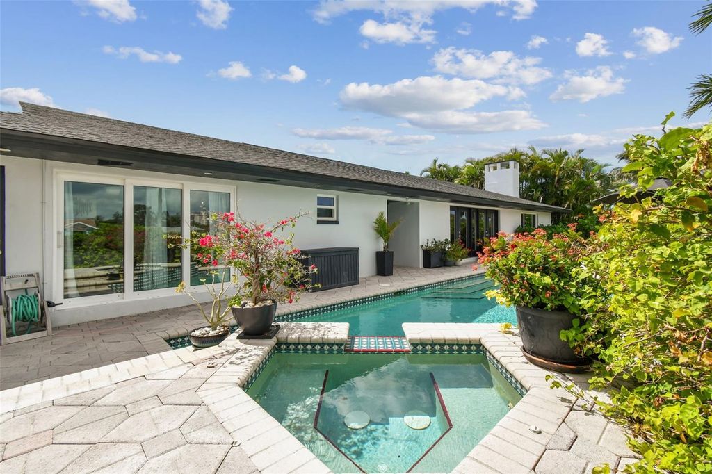 Image 82 of property listing at 221 HOWARD DRIVE, Belleair Beach, FL 33786