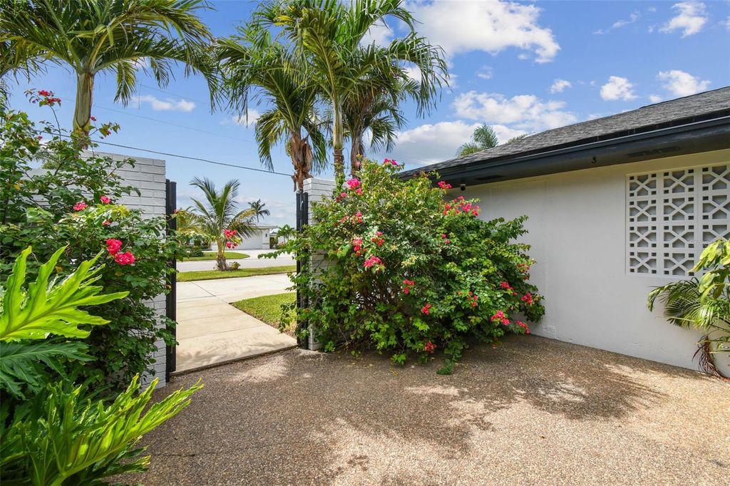 Image 10 of property listing at 221 HOWARD DRIVE, Belleair Beach, FL 33786