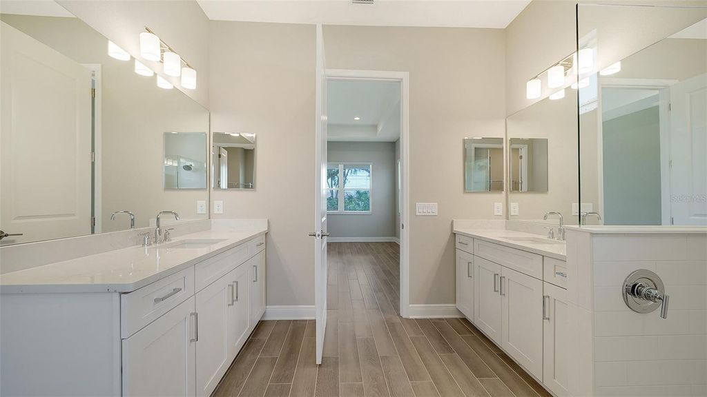 Image 23 of property listing at 21297 HOLMES CIRCLE, Venice, FL 34293