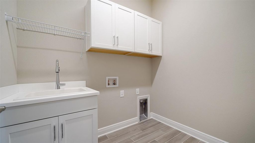 Image 27 of property listing at 21297 HOLMES CIRCLE, Venice, FL 34293