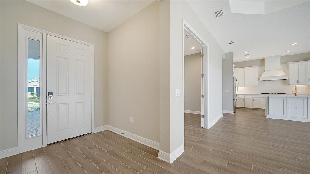 Image 10 of property listing at 21297 HOLMES CIRCLE, Venice, FL 34293