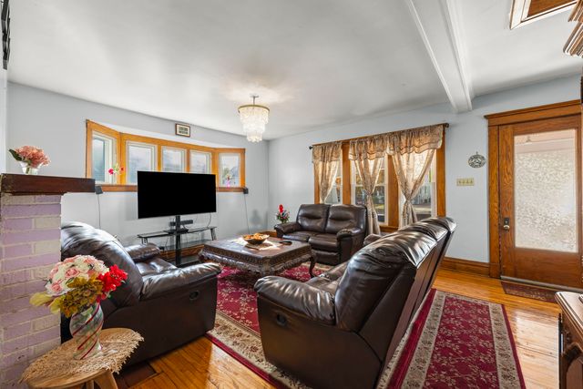 415 Blackhawk Street, Aurora, IL 60506