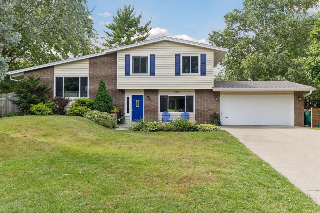 8925 29th Avenue N, New Hope, MN 55427