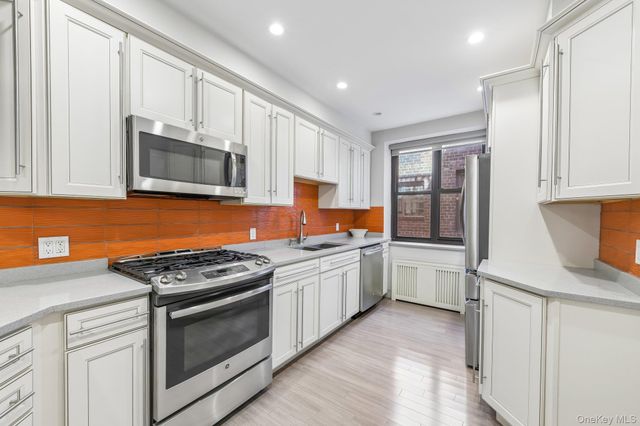 1 Town House Place 2L, Great Neck, NY 11021