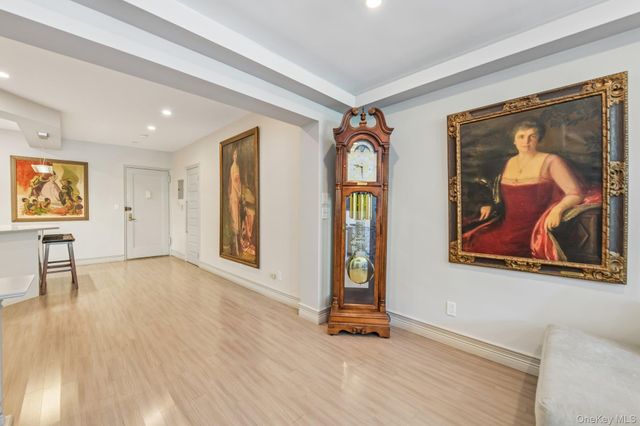 1 Town House Place 2L, Great Neck, NY 11021