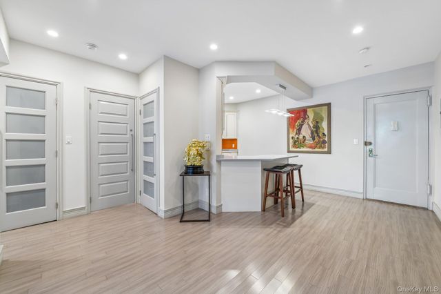 1 Town House Place 2L, Great Neck, NY 11021