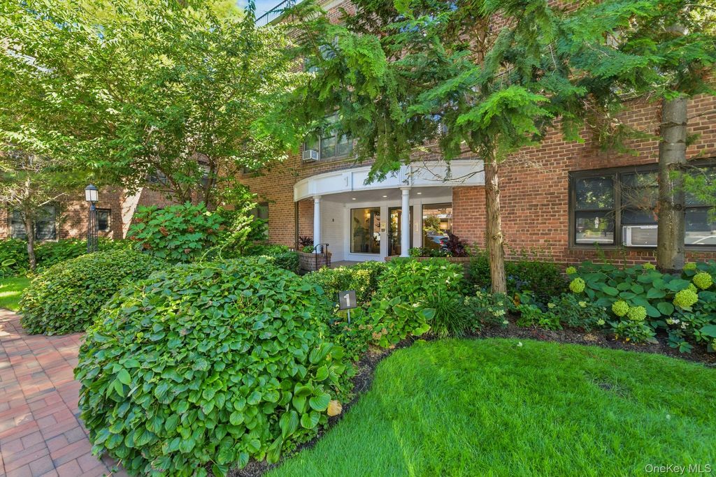 1 Town House Place 2L, Great Neck, NY 11021 — exterior