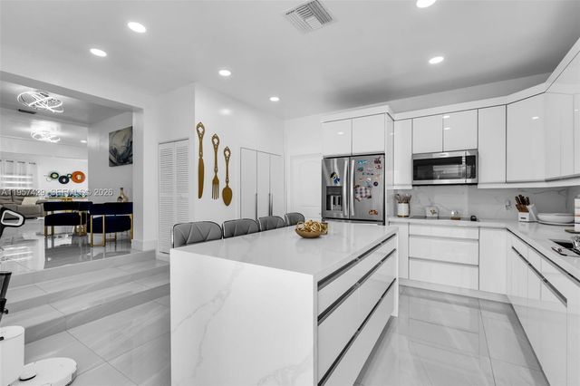 2464 NW 104th St, Miami, FL 33147