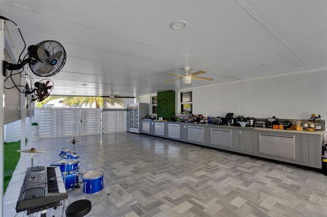 2464 NW 104th St, Miami, FL 33147