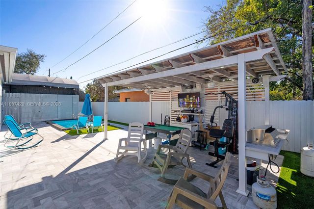 2464 NW 104th St, Miami, FL 33147