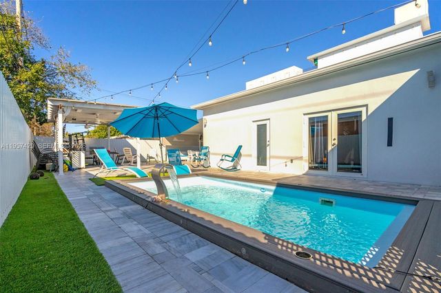 2464 NW 104th St, Miami, FL 33147