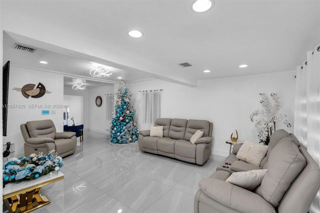 2464 NW 104th St, Miami, FL 33147