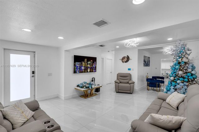 2464 NW 104th St, Miami, FL 33147