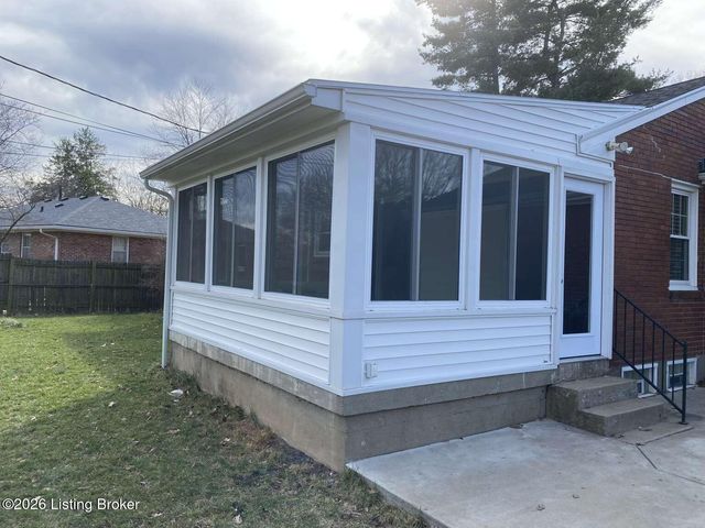 1705 Girard Dr, Louisville, KY 40222