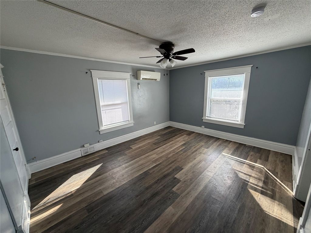 2303 Carpenter Avenue, Des Moines, IA 50311