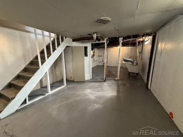 19961 Greenfield Road, Detroit, MI 48235